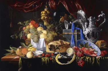 Une tarte sur une assiette en étain, un citron partiellement pelé, une cuillère en argent sur une assiette en étain, écrevisses et crevettes dans un bol Wanli Kraak Porselein, 1649