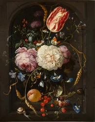 Nature morte de fleurs dans un vase en verre avec insectes et fruits dans une niche en pierre
