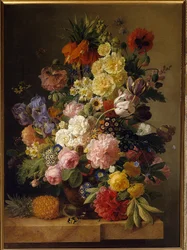Fleurs sur une console en marbre avec un ananas
