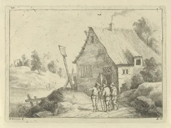 Hommes parlant devant une maison