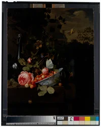Nature morte avec un bol de fraises, une rose et une bouteille sur un rebord, un paysage au-delà