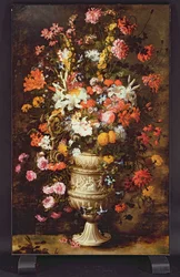 Fleurs dans un vase orné