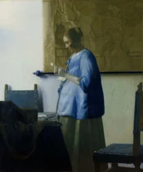 Lectrice de lettres en bleu