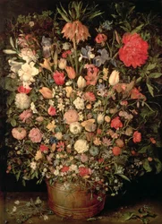 Grand bouquet de fleurs dans une cuve en bois