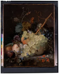 Nature morte de raisins et une pêche sur un rebord de pierre