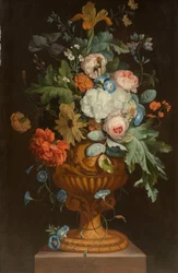 Fleurs dans un vase en terre cuite sur un piédestal