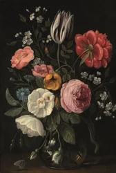 Roses, tulipe, pivoine, fleur de cerisier et centaurée dans un vase en verre sur un rebord (huile sur cuivre)