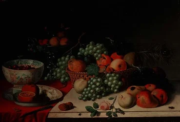 Un panier de raisins et de pommes