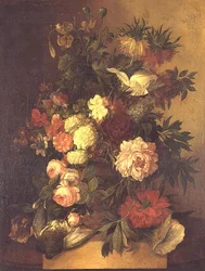 Pivoines, roses et autres fleurs dans une urne