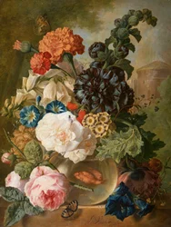 Roses, chrysanthèmes, pivoines et autres fleurs dans un vase en verre avec des poissons rouges sur un rebord en pierre