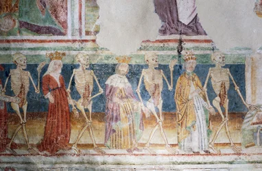 Église fortifiée de Hrastovlje, Église de la Trinité, La Mort accompagnant le Pape et la Reine, Danse macabre (1490), détail des fresques de Janez Iz Kastva, Slovénie