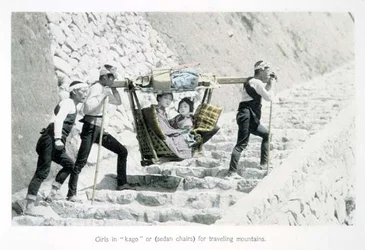 Jeunes filles dans des « kago » ou des chaises à porteurs pour voyager en montagne, vers 1880
