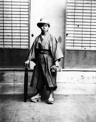 Homme japonais portant un chapeau européen