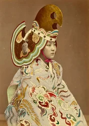 Jeune fille japonaise en costume traditionnel, c.1880 (photo albuminée colorée à la main)