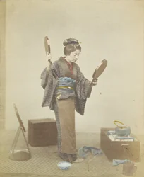 Femme japonaise avec des miroirs