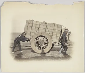 Hommes tirant une charrette