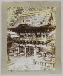 Devant la porte chinoise, Tōshō-gū, Nikko, Japon