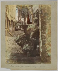 Poteau sculpté en pierre à l