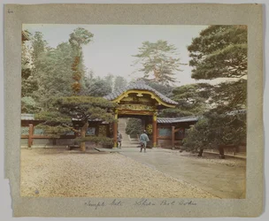 Porte de temple, parc de Shiba, Tokyo, Japon
