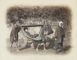 Femme portée dans un kago