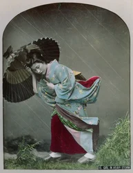 Jeune fille japonaise sous la pluie, vers 1900 (photo colorisée à la main)