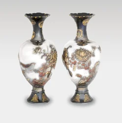 Paire de vases de studio Ozeki, période Meiji, fin 19ème siècle
