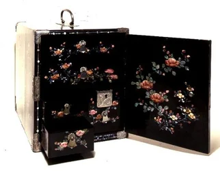 Coffret de transport, décoration peinte avec incrustation de nacre, japonais