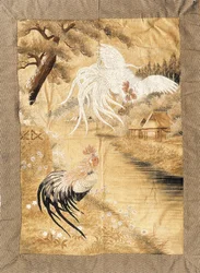 Tentures brodées, exécutées en soies, avec une paire de coqs au plumage retombant, l
