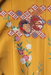 Fille en kimono (7 ans) similaire à celui des femmes adultes pour la fête de Shichi-Go-San en allant au sanctuaire shinto avec leur famille, soie, motifs floraux, fleurs de cerisier, tambour Taiko, détail, textiles de Tokamachi, civilisation japonaise, 20e