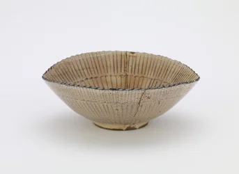 Bol de service individuel en forme de chapeau de jonc, poterie de Kyoto, fin du 17e siècle