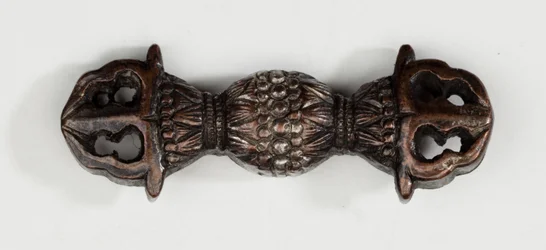 Menuki, ou ornement de poignée, en forme de vajra, symbole de foudre bouddhiste