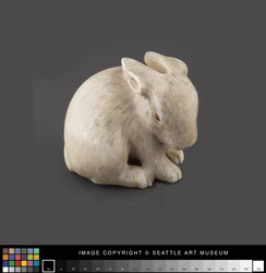 Netsuke modelé en forme de lièvre avec des yeux en ambre, fin du XIXe siècle