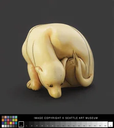 Netsuke en forme de chien couché, début du 19ème siècle