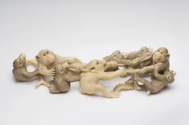 Okimono sculpté en huit singes japonais Macaque engagés dans une lutte de cou