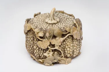 Okimono sculpté en quatre rats joueurs sautant sur une citrouille