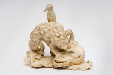 Okimono de deux crapauds sur une feuille de lotus
