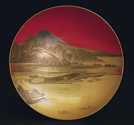 Tasse de saké, représentant un paysage avec des bateaux et un pont sous le mont Fuji, 19e siècle