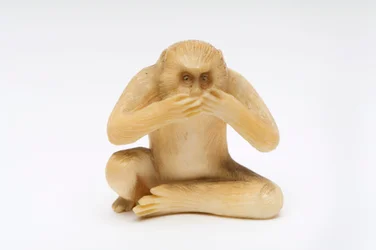 Ne Pas Parler du Mal, un des Trois Singes Sages