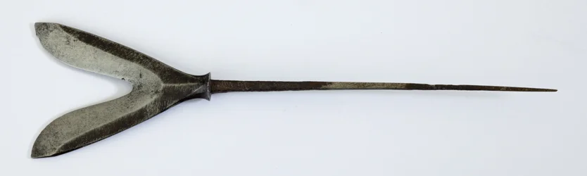 Yanone (pointe de flèche) de type Karimata (fourche 