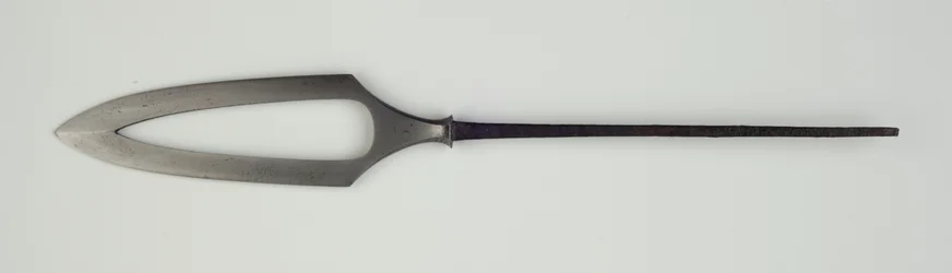 Yanone (pointe de flèche) de type plat (hirane) avec motif ajouré