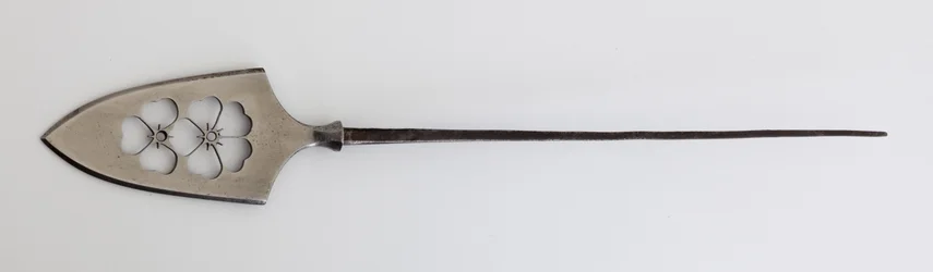 Yanone (pointe de flèche) de type plat (hirane) avec motif ajouré de fleurs de cerisier