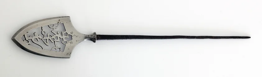 Yanone (pointe de flèche) de type plat (hirane), avec motif ajouré de caractères signifiant Montagne, Pierre et Eau