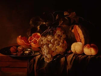 Nature morte de melon, raisins, grenade, noix sur une assiette en étain et pêches