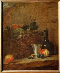 Corbeille de fruits avec des raisins, un gobelet en argent et une bouteille, des pêches ...