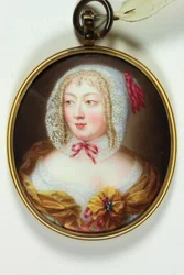 Une dame, en corsage orange sur une chemisette en dentelle blanche