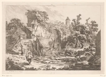 Femme devant une maison de pêcheur avec des filets tendus