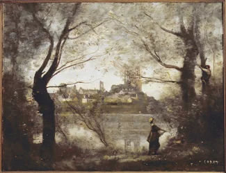 Mantes, cathédrale et ville vues à travers les arbres, soir