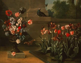 Parterre de tulipes et vase de fleurs au pied d’un mur