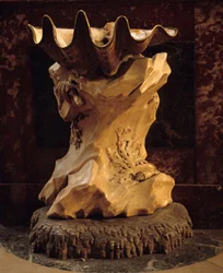 Bénitier en forme de coquille sur rocher réalisé par Jean Baptiste Pigalle