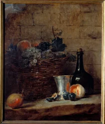 Panier de raisins blancs et noirs, coupe en argent et bouteille